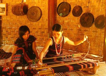 Co Tu ethnic people keep brocade weaving alive - ảnh 1